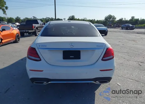 2018 Mercedes-Benz E 300 4Matic z USA, uszkodzony, nr VIN WDDZF4KB3JA421952